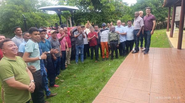 Deputado Dr. Francisco Costa entrega trator a produtores de leite na zona rural de Floriano