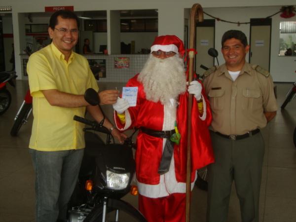 Papai Noel na entrega da Moto da Campanha Natal Solid&aacute;rio(Imagem:reda&ccedil;&atilde;o)