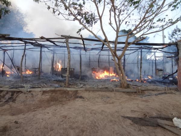 Inc&ecirc;ndio destr&oacute;i barracas na prainha em Bar&atilde;o de Graja&uacute;.(Imagem:FlorianoNews)