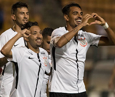 Em jogo de apagão e vaias a Kazim, Corinthians goleia o São Caetano