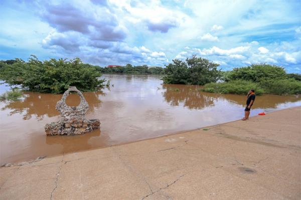 Rio Poti sobe 2,5 metros em 24 horas e atinge cota de inundação