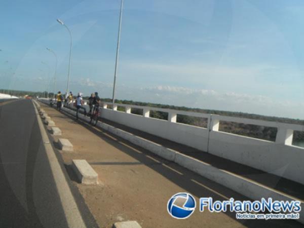 Bombeiros de Floriano iniciam terceiro dia de busca por corpo da jovem que saltou da ponte