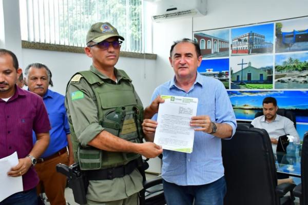 Ten. Cel. Inaldo Barros (comandante do 3&ordm; BPM) e prefeito Ant&ocirc;nio Reis Neto.(Imagem:Secom)