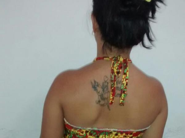 Mãe suspeita de tentar sufocar a filha amamenta criança em delegacia