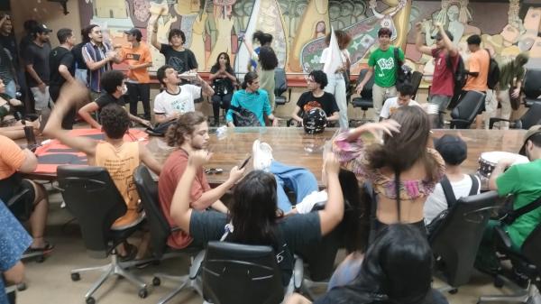 Estudantes ocupam reitoria da UFPI e cobram melhorias na energia, segurança e estrutura