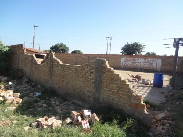 Muro destru&iacute;do(Imagem:FlorianoNews)