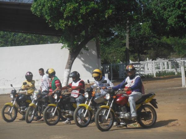 Encerrada capacita&ccedil;&atilde;o para mototaxistas de Floriano.(Imagem:FlorianoNews)