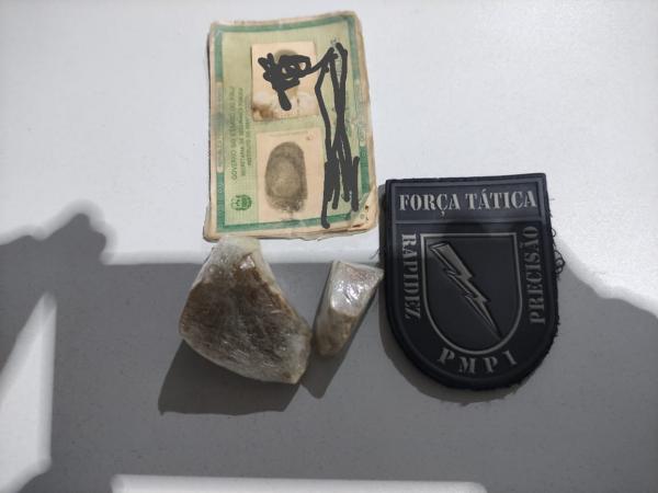 Polícia Militar de Floriano realiza prisão por tráfico de drogas no bairro Irapuá