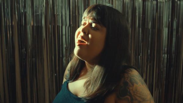 Cantora piauiense lança música e clipe em homenagem às vítimas da Covid-19