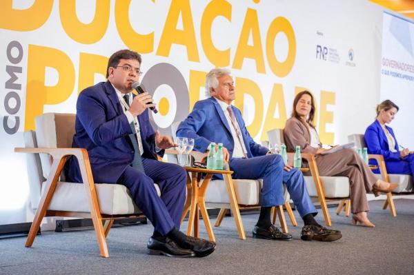 Rafael Fonteles defende educação na idade certa e modelo de tempo integral em encontro com prefeitos