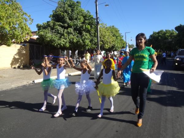 Desfile escolar comemora a Semana da P&aacute;tria em Bar&atilde;o de Graja&uacute;.(Imagem:FlorianoNews)