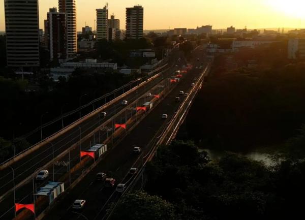 Dupla de artistas faz "corredor colorido" no passeio da Ponte do Meio da Av. Frei Serafim