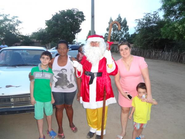 Crian&ccedil;as da Comunidade cachoeira recebem a visita do Papai Noel (Imagem:FlorianoNews)