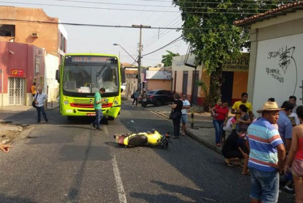 Passageira de mototáxi morre após colisão com ônibus em Teresina