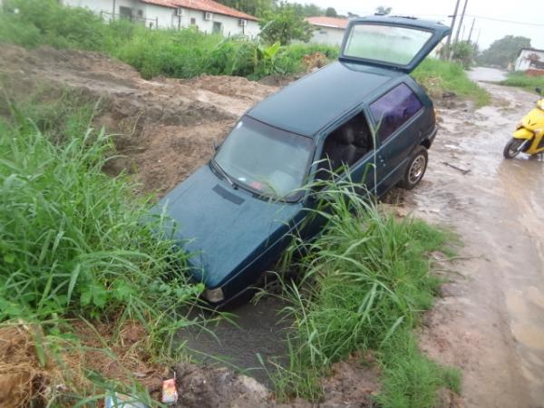 Motorista embriagado sofre amn&eacute;sia alco&oacute;lica e esquece carro pr&oacute;ximo a riacho.(Imagem:FlorianoNews)