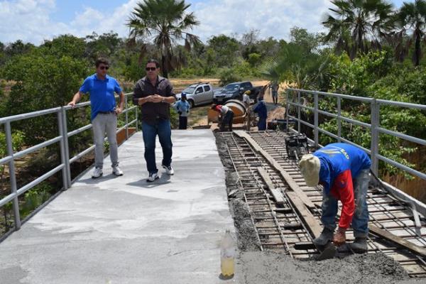 Prefeitura de Floriano trabalha na constru&ccedil;&atilde;o de pontes da zona rural.(Imagem:Waldemir Miranda)