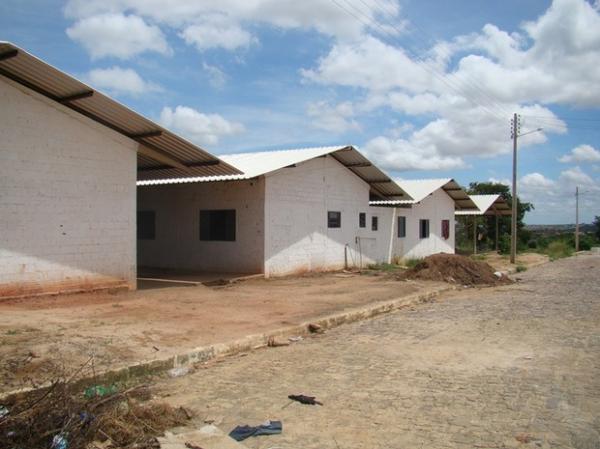 Fam&iacute;lias moram em galp&otilde;es no residencial Teresina Sul.(Imagem:Gil Oliveira/ G1)