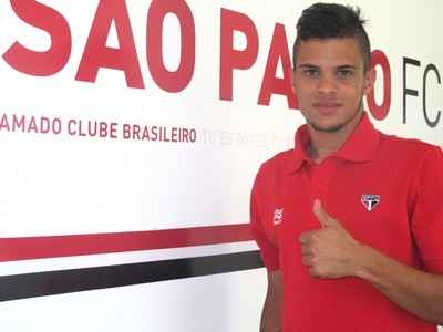 "Amigo" de Dani Alves, Auro toma conta da lateral são-paulina aos 18
