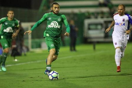 Chape só empata com Paraná e livra Santos da zona do rebaixamento