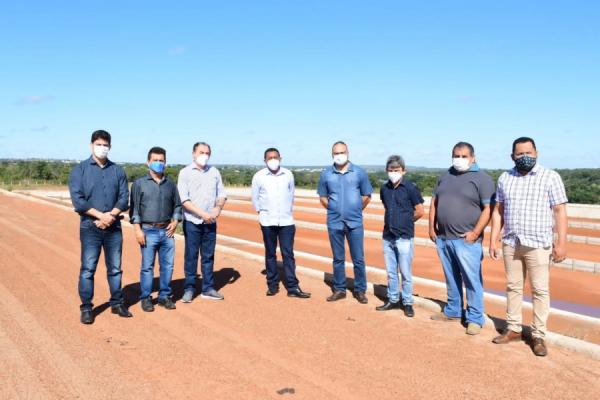 Prefeito Joel e Poder Legislativo visitam Estação de Tratamento de Esgoto de Floriano
