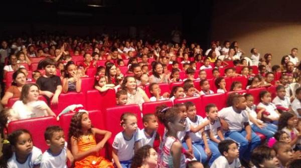 Estudantes prestigiam apresenta&ccedil;&atilde;o do espet&aacute;culo O M&aacute;gico de Oz em Floriano.(Imagem:FlorianoNews)