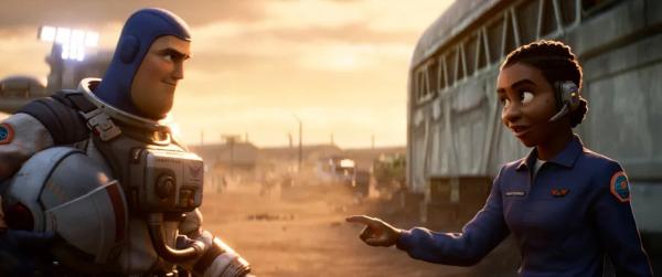 Após polêmica, rede de cinemas peruana retira aviso de ideologia de gênero em Lightyear