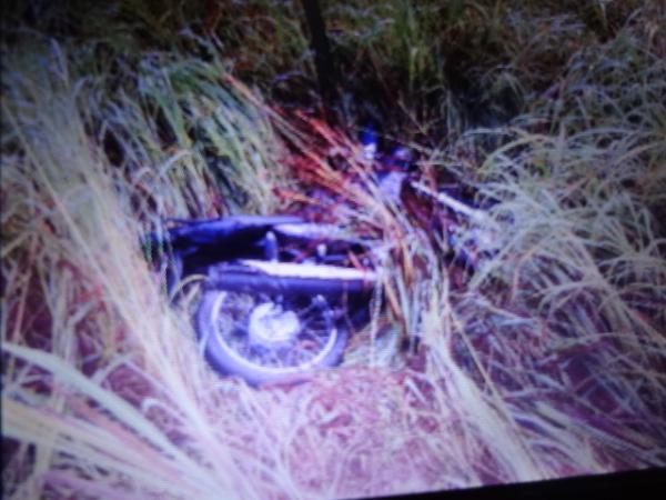 Encontrada moto abandonada pr&oacute;ximo &agrave; Bar&atilde;o de Graja&uacute;.(Imagem:FlorianoNews)