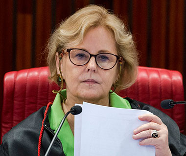 Ministra do STF pede a Bolsonaro informações sobre decreto