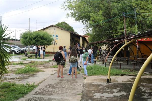  Alunos no p&aacute;tio da Uespi no primeiro dia de retorno 100% presencial.(Imagem: Lucas Marreiros/g1 )