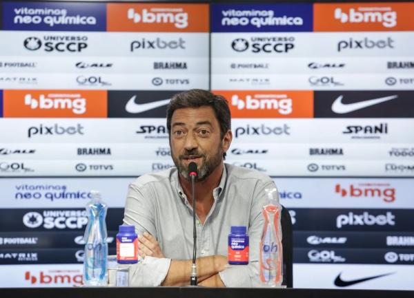 Corinthians anuncia a saída do diretor de futebol Roberto de Andrade
