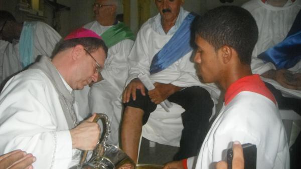 Fiéis participam da missa do lava pés e procissão do fogaréu