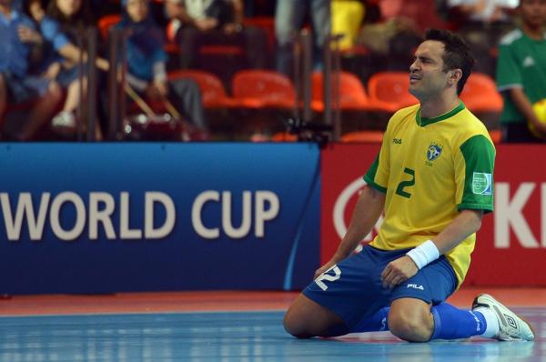 Em 2012, Falcão decidia jogo com Argentina atuando com paralisia facial