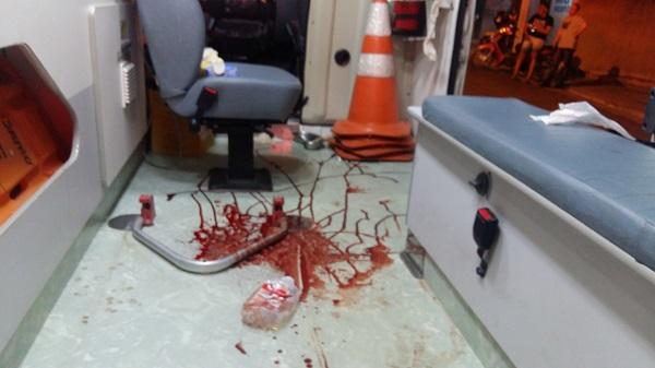 Sangue na ambul&acirc;ncia que atendeu a ocorrencia.(Imagem:Jc24horas)