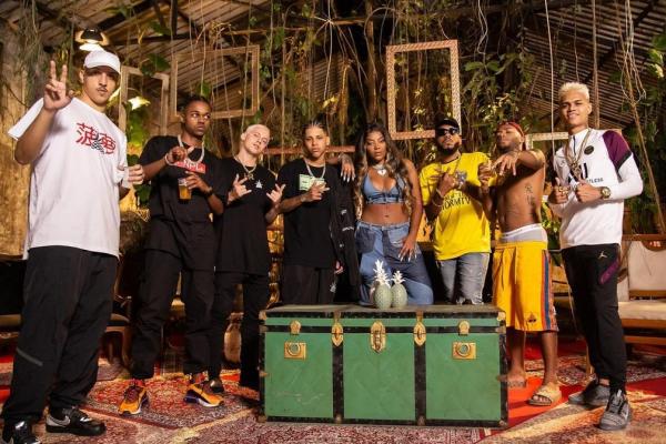 Quatro meses após o convite para Ludmilla participar do Poesia Acústica, a décima faixa do projeto foi lançada com a participação da cantora. A nova gravação da série de rap acúst(Imagem:Reprodução)