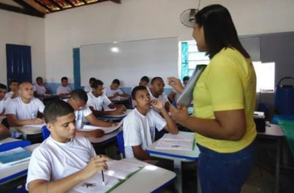 Detentos da Penitenciária Gonçalo de Castro Lima fazem revisão para o Enem