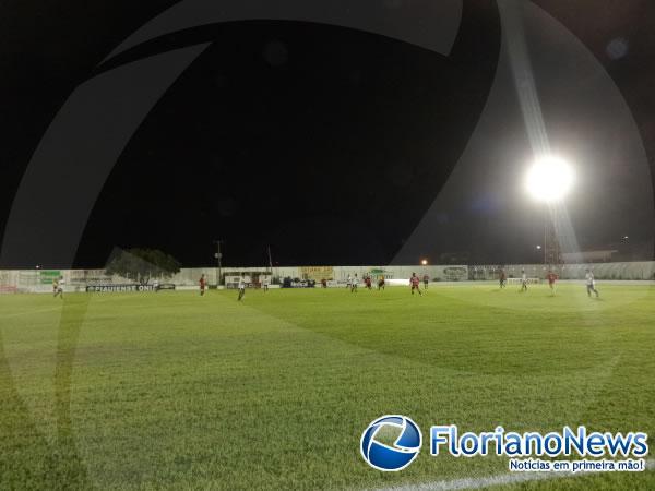 Partida solid&aacute;ria em prol do ex-jogador Carlos Silva atendeu expectativas.(Imagem:FlorianoNews)
