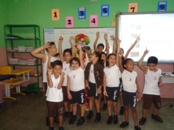 Na véspera do Dia das Crianças, Escola Pequeno Príncipe recebe visita do Palhaço Carrapeta