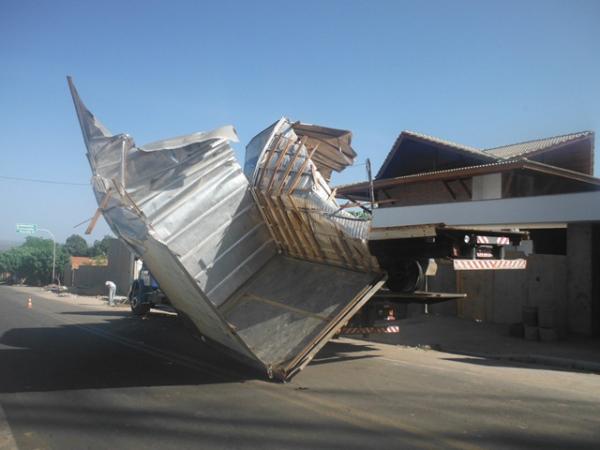  Acidente deixa caminh&atilde;o, poste e muro destru&iacute;dos em Floriano.(Imagem:FlorianoNews)