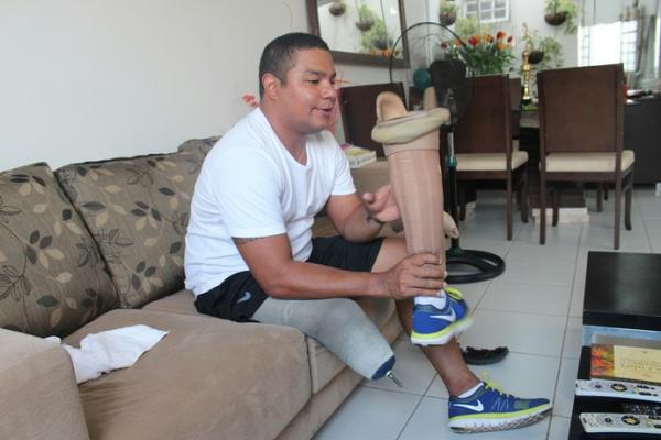 Wesley Cec&iacute;lio explica como equipamento &eacute; utilizado.(Imagem:Emanuele Madeira/GloboEsporte.com)