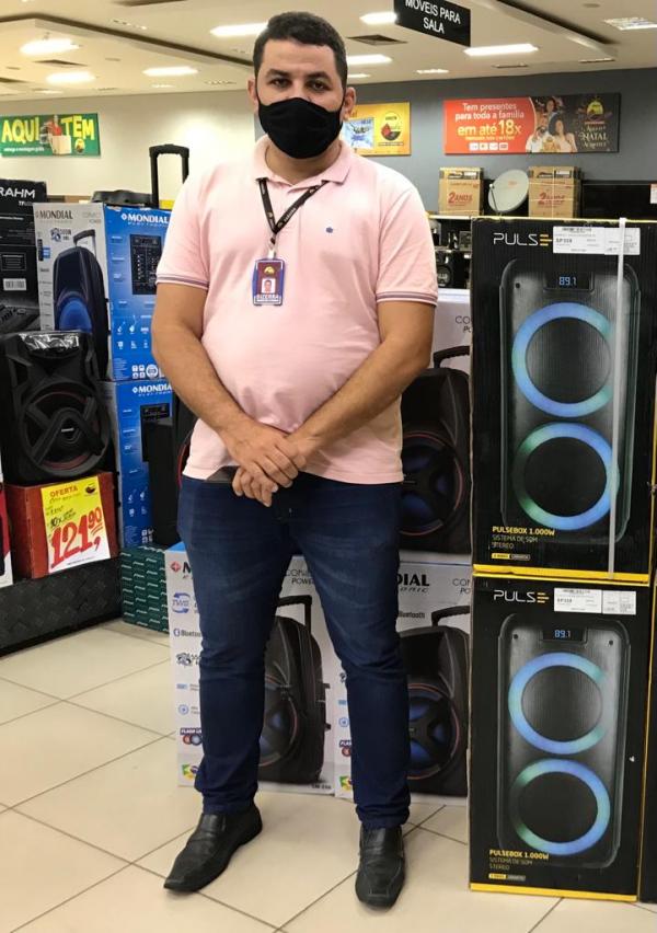 Bezerra, chefe do setor de m&oacute;veis e eletros do Armaz&eacute;m Para&iacute;ba(Imagem:FlorianoNews)