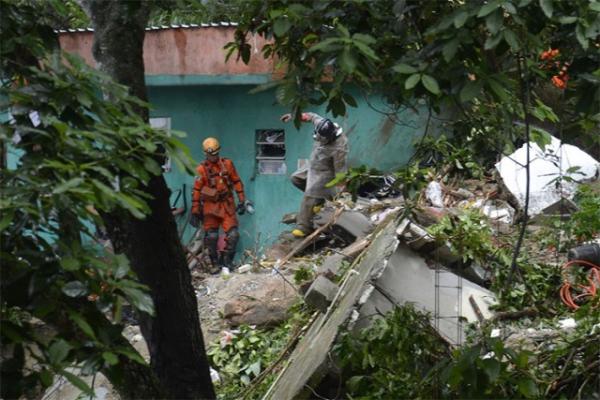 Dois prédios desabam em comunidade no Rio de Janeiro