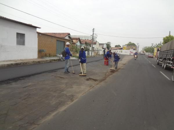 Retomada obras de pavimenta&ccedil;&atilde;o asf&aacute;ltica em Floriano.(Imagem:FlorianoNews)