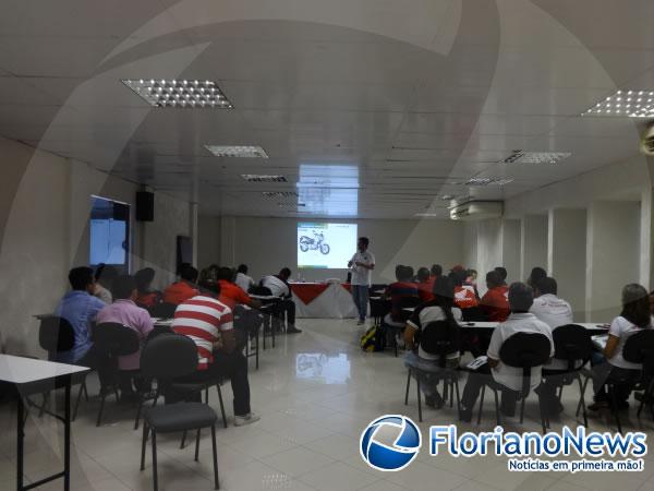 Cajueiro Motos realizou treinamento em vendas para funcion&aacute;rios.(Imagem:FlorianoNews)