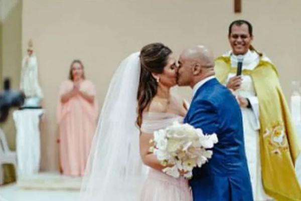 Pela primeira vez, viúva de médico que morreu a caminho da lua de mel escreve para marido