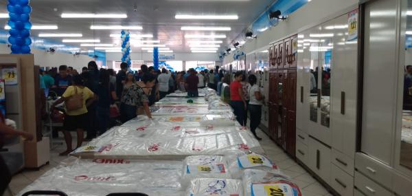 Inaugura&ccedil;&atilde;o do Magazine Liliani em Floriano atraiu dezenas de clientes.(Imagem:FlorianoNews)