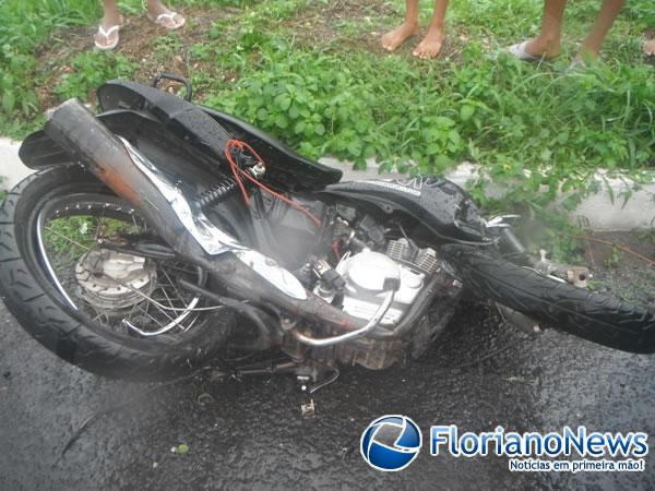 Colis&atilde;o entre carro e moto deixa v&iacute;tima fatal na BR 230.(Imagem:FlorianoNews)