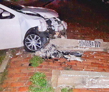 Motorista colide carro com 3 postes em descida de viaduto em Teresina