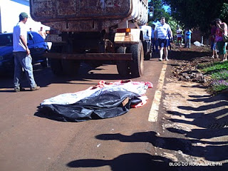 Gari cai de caminhão de limpeza e é atropelado em Timon