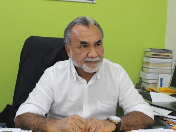 Delegado é baleado ao sair de casa para deixar os filhos na escola