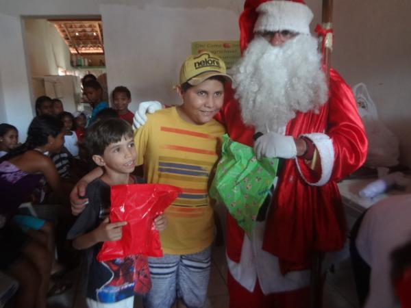 Papai Noel distribuiu presentes para crian&ccedil;as em Floriano.(Imagem:FlorianoNews)